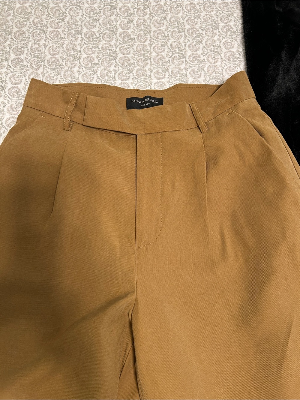 Banana Republic Olive-Tan Wide-Leg Pleated Chinos - Picture 9 of 14